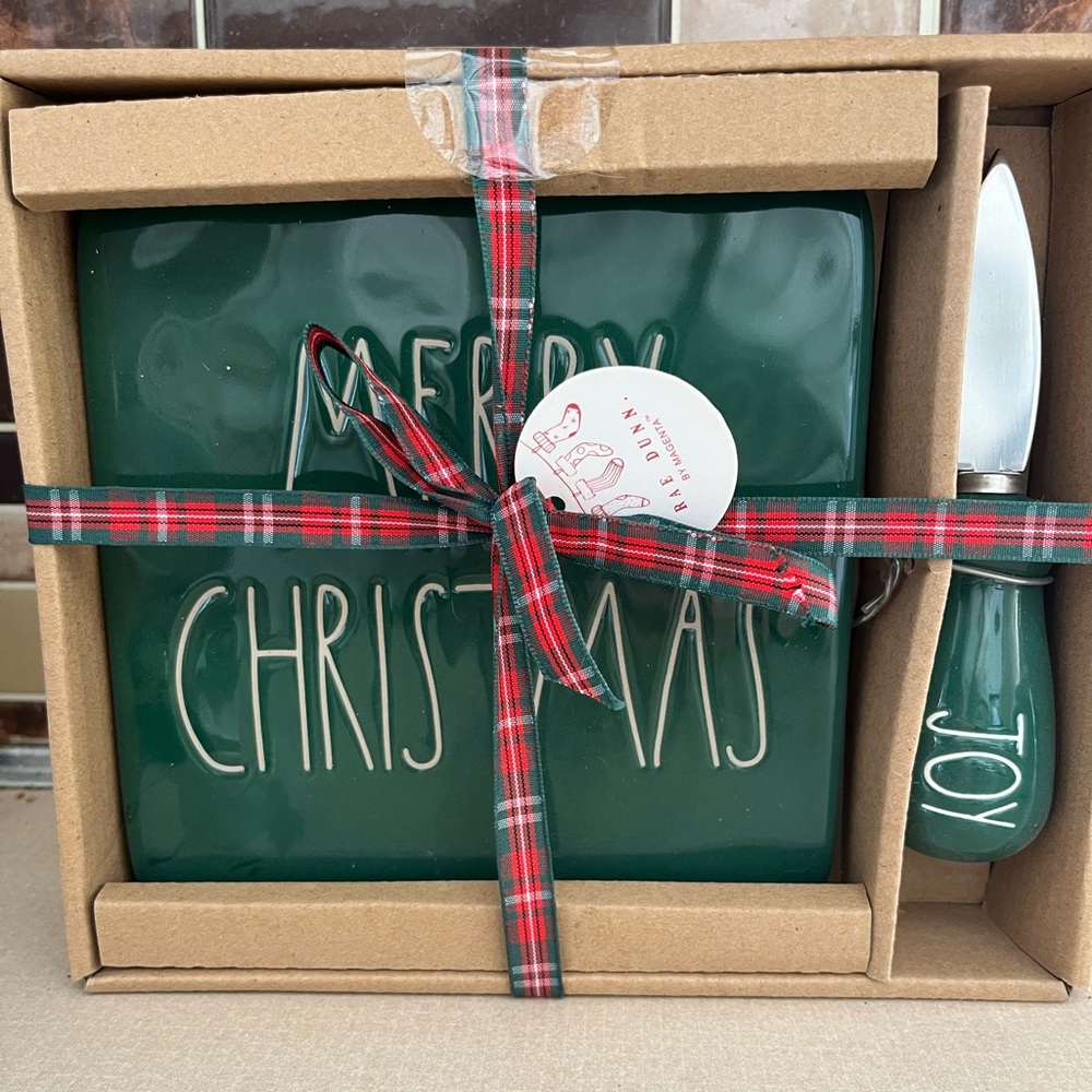New Rae Dunn Green Christmas cheese board with spreading knife